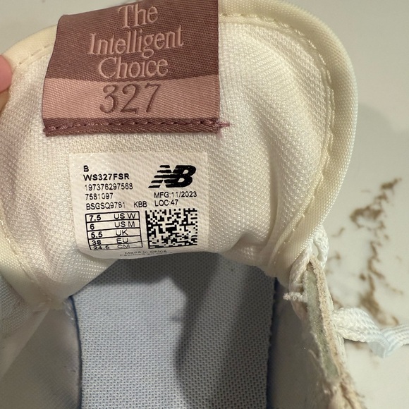 New Balance 327 - Picture 6 of 6